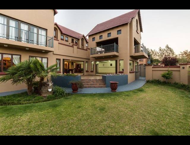6 BEDROOM HOUSE FOR SALE IN MIDSTREAM ESTATE
